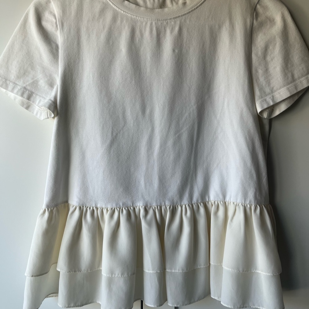 White tee with ruffled bottom